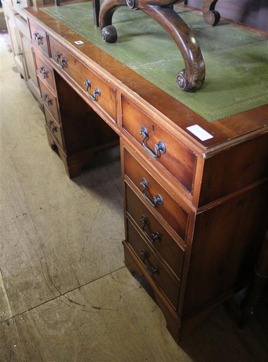 Pedestal desk